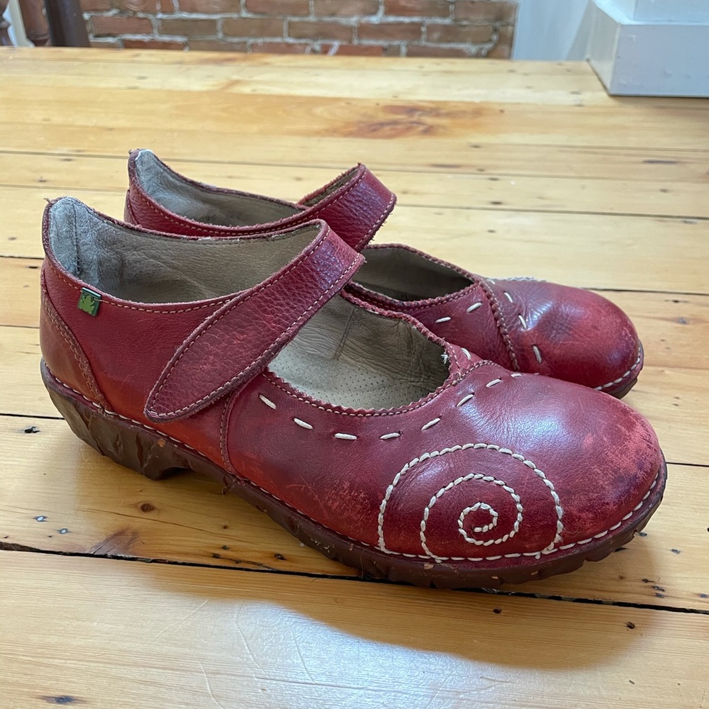 El Naturalista Red Mary Janes (Size 41)